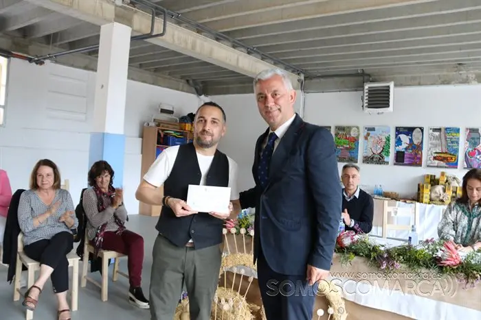 Valentín Garcia entrega o premio do concurso das Letras Galegas no colexio Virxe do Camiño de Rubiá (26)