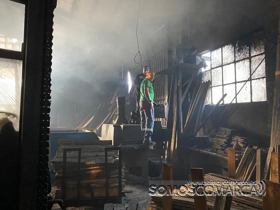 somoscomarca_incendio_fuego_nave_rubia_maderasnuñez_maquinas_quemado_2022-05-19 (1)