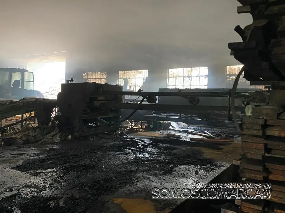 somoscomarca_incendio_fuego_nave_rubia_maderasnuñez_maquinas_quemado_2022-05-19 (2)