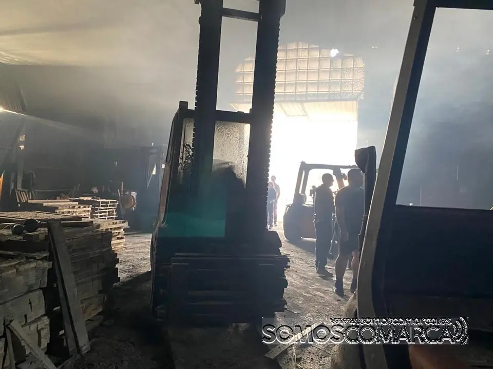 somoscomarca_incendio_fuego_nave_rubia_maderasnuñez_maquinas_quemado_2022-05-19 (3)