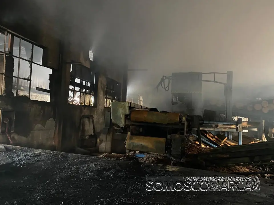 somoscomarca_incendio_fuego_nave_rubia_maderasnuñez_maquinas_quemado_2022-05-19 (4)