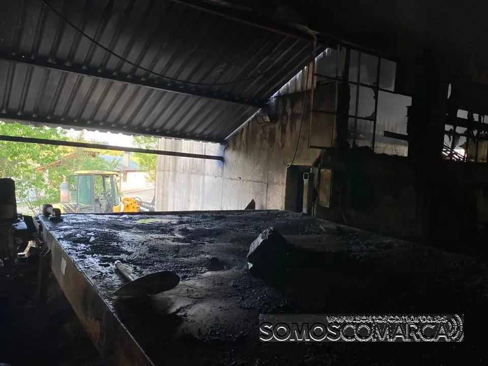 somoscomarca_incendio_fuego_nave_rubia_maderasnuñez_maquinas_quemado_2022-05-19 (5)