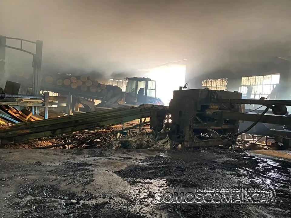 somoscomarca_incendio_fuego_nave_rubia_maderasnuñez_maquinas_quemado_2022-05-19 (6)