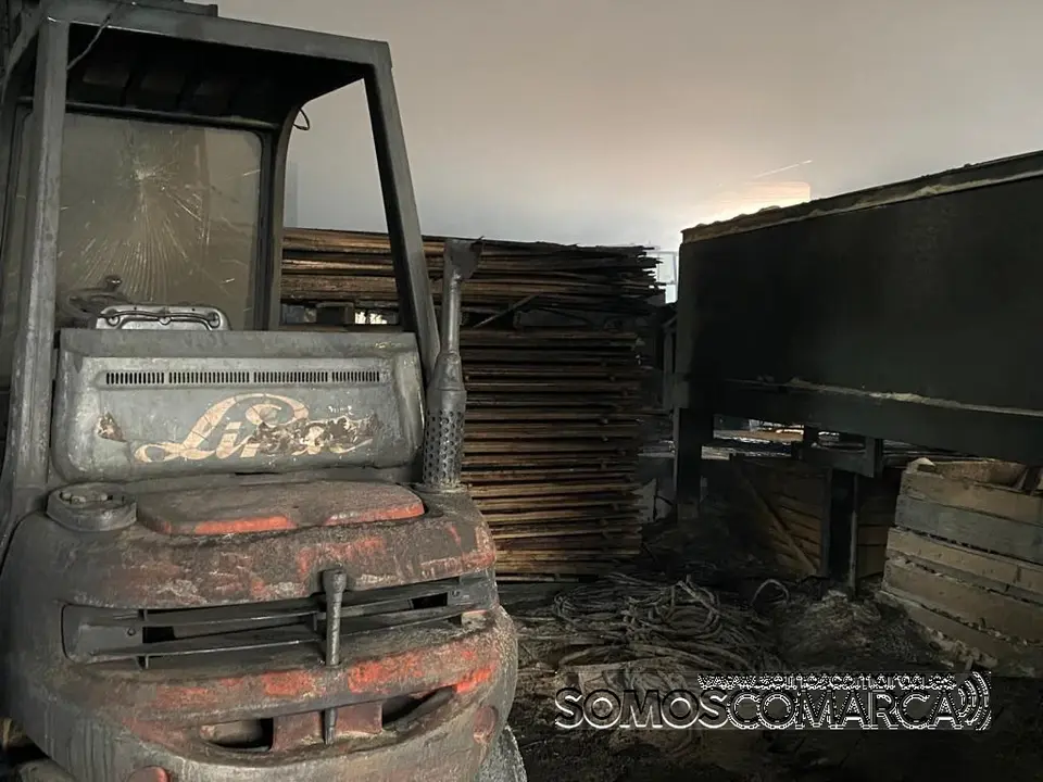 somoscomarca_incendio_fuego_nave_rubia_maderasnuñez_maquinas_quemado_2022-05-19 (7)