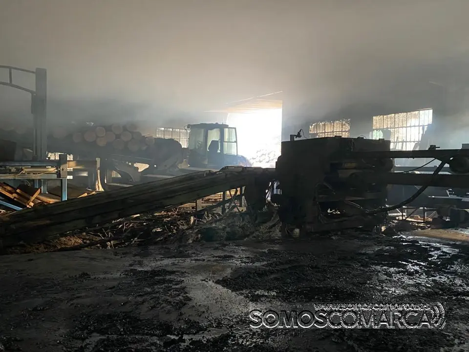somoscomarca_incendio_fuego_nave_rubia_maderasnuñez_maquinas_quemado_2022-05-19 (8)
