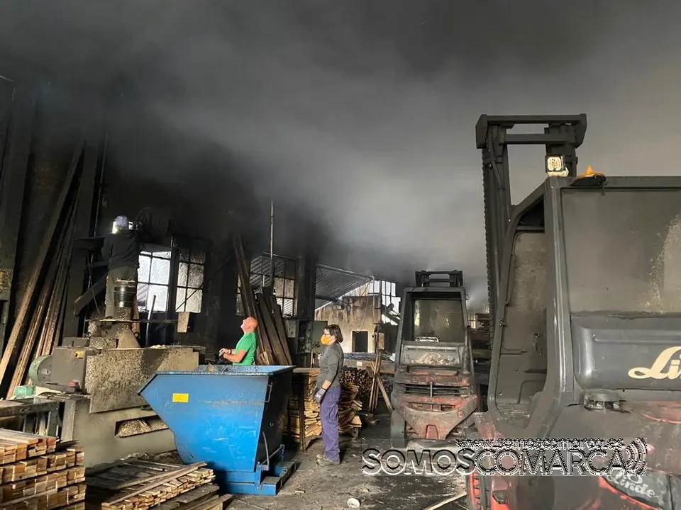 somoscomarca_incendio_fuego_nave_rubia_maderasnuñez_maquinas_quemado_2022-05-19 (9)
