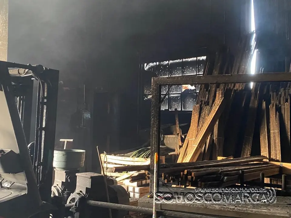 somoscomarca_incendio_fuego_nave_rubia_maderasnuñez_maquinas_quemado_2022-05-19 (10)