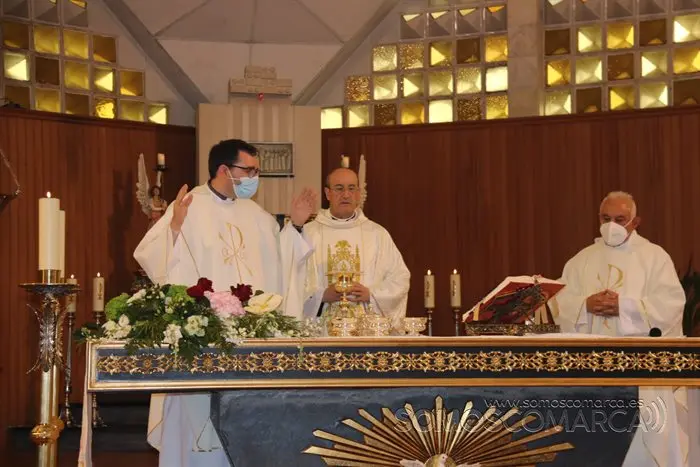 Misa de Santa Rita presidida por el obispo y bendición de las rosas (8)