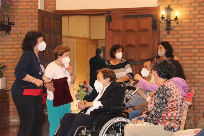 Misa de Santa Rita presidida por el obispo y bendición de las rosas (22)