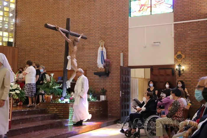 Misa de Santa Rita presidida por el obispo y bendición de las rosas (40)