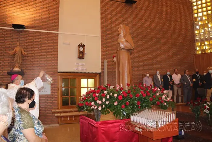 Misa de Santa Rita presidida por el obispo y bendición de las rosas (58)