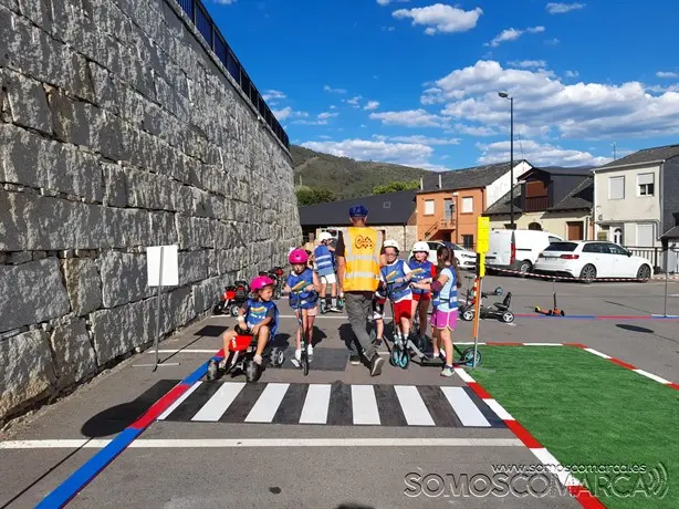 somoscomarca_carballeda_segurdiadvial_actividad_circuito_pasodepeatones_niños_2022_05_28