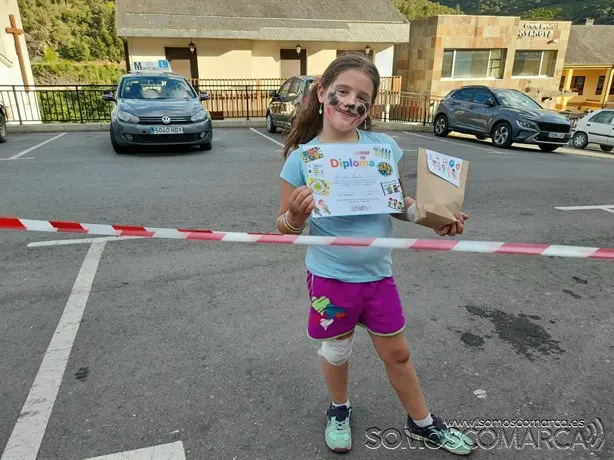 somoscomarca_carballeda_segurdiadvial_actividad_niñosdiploma_venda_niña_2022_05_28
