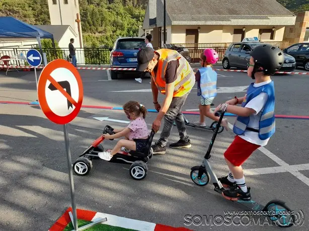 somoscomarca_carballeda_segurdiadvial_actividad_niñoscircuito_patinete_karts_señalizacion_2022_05_28