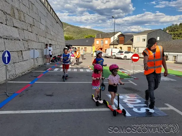 somoscomarca_carballeda_segurdiadvial_actividad_niños_circuito_patinetes_señalizacion_2022_05_28