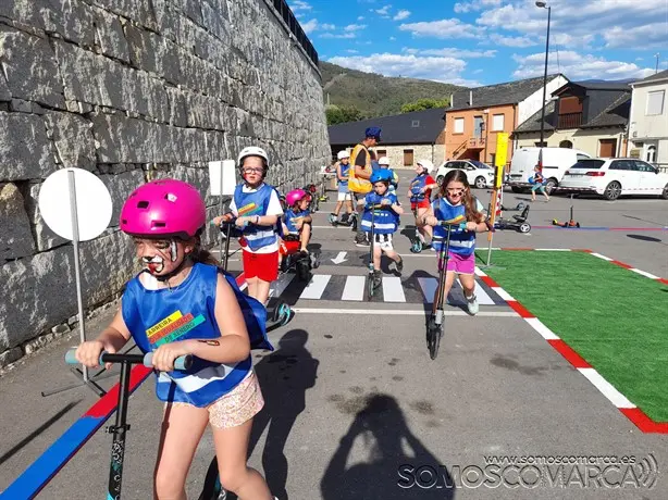 somoscomarca_carballeda_segurdiadvial_actividad_niños_circuito_patinetes_2022_05_28