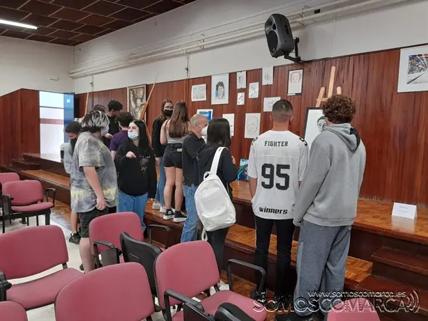 somoscomarca_iesmartaguisela_exposicion_arte_pintura_cuadros_alumnos_butaca_salondeactos_2022_06_1