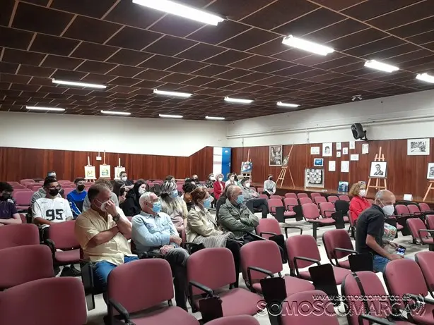 somoscomarca_iesmartaguisela_exposicion_arte_pintura_cuadros_salondeactos_butaca_2022_06_1