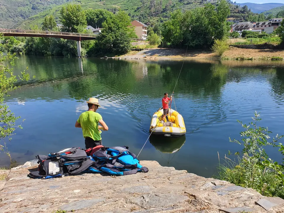 Pablo y Rayo probando la barca (1)