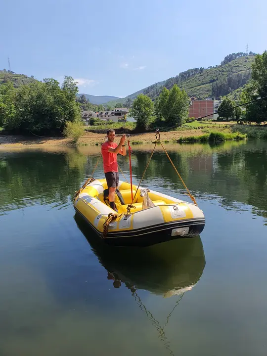 Pablo y Rayo probando la barca (2)