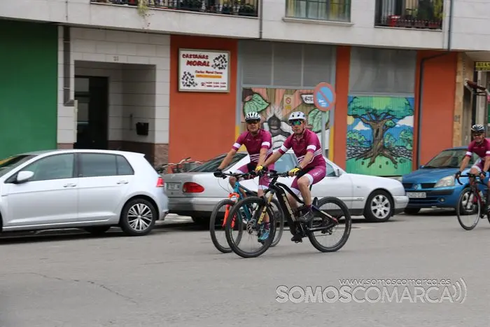 Los trabajadores de CupaGroup recorren Valdeorras en bicicleta (1)
