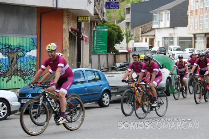 Los trabajadores de CupaGroup recorren Valdeorras en bicicleta (4)