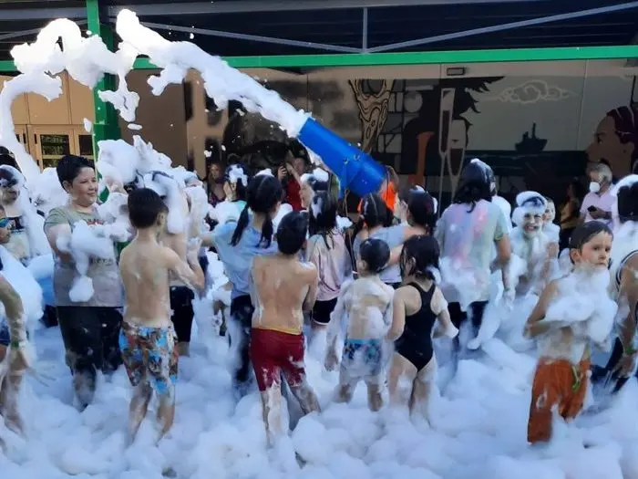 Fin de curso del Julio Gurriar&aacute;n con fiesta de la espuma  (2)