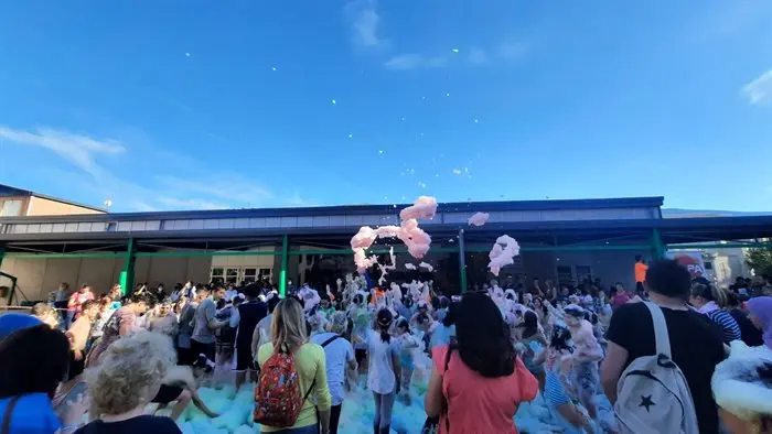 Fin de curso del Julio Gurriar&aacute;n con fiesta de la espuma  (6)