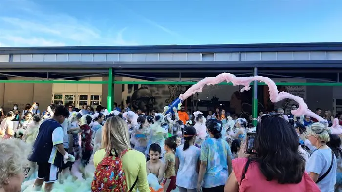 Fin de curso del Julio Gurriar&aacute;n con fiesta de la espuma  (3)