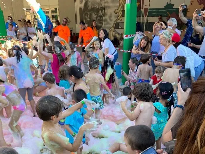 Fin de curso del Julio Gurriar&aacute;n con fiesta de la espuma  (4)