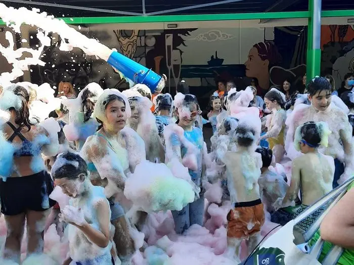 Fin de curso del Julio Gurriar&aacute;n con fiesta de la espuma