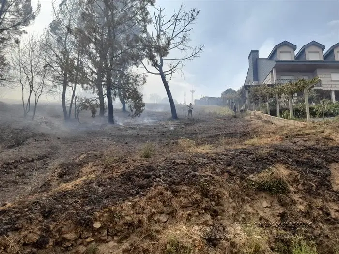 O incendio en Castro de Vilariño, Vilariño, Soulecín, Viloira, Santigoso, Candís e medios de emerxencia (5)