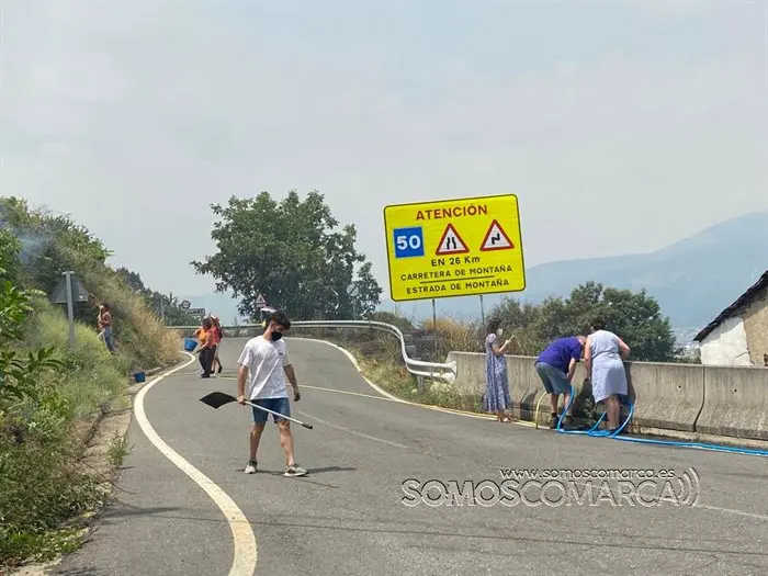 O incendio en Castro de Vilariño, Vilariño, Soulecín, Viloira, Santigoso, Candís e medios de emerxencia (8)