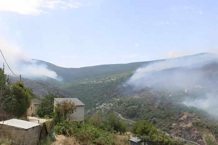 O incendio en Castro de Vilariño, Vilariño, Soulecín, Viloira, Santigoso, Candís e medios de emerxencia (27)