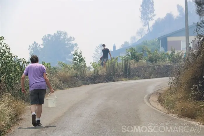O incendio en Castro de Vilariño, Vilariño, Soulecín, Viloira, Santigoso, Candís e medios de emerxencia (36)