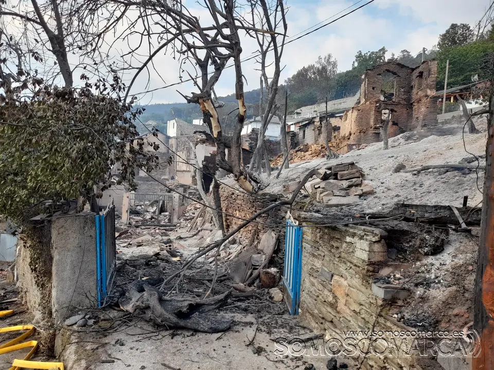 somoscomarca_fuego_robledoCarballeda_bascois_casasquemadas_2022-07-19 (2)