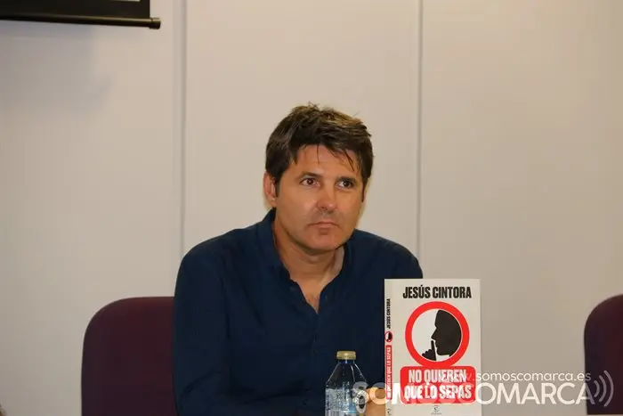 Jesús Cintora presenta su libro en el Concello de O Barco (7)
