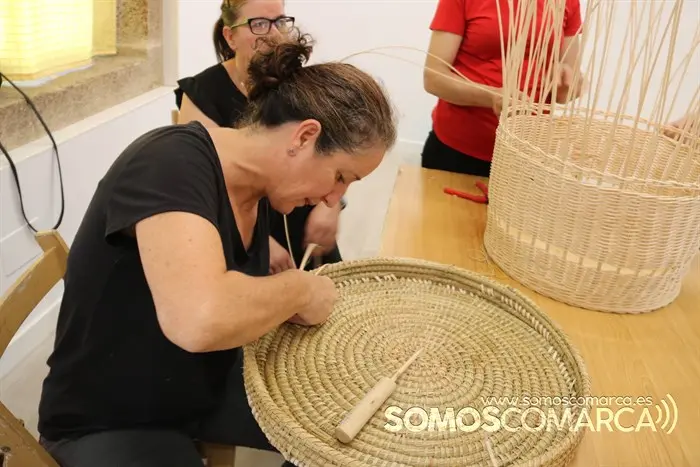 Monica realizando agujeros con el púnzón