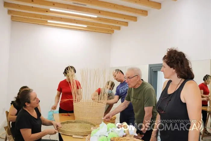 El grupo que estaba en el taller de cestería cuando realizamos la grabación