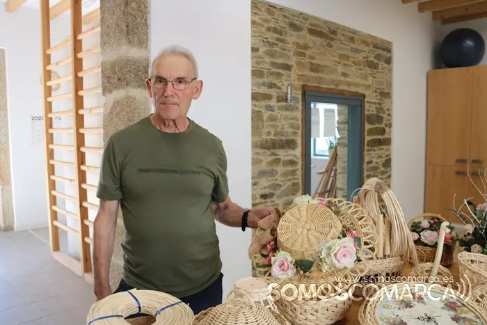 Ángel muestra los objetos realizados en el taller de cestería