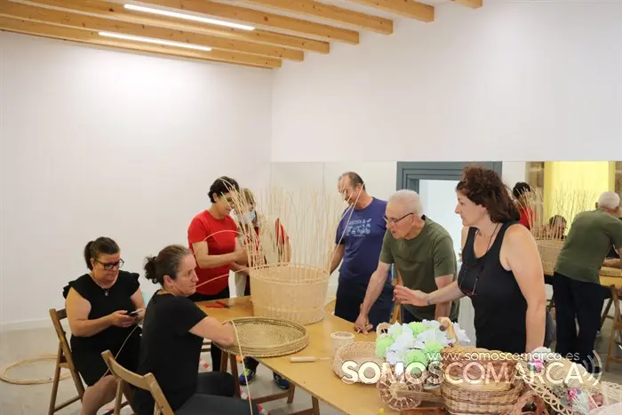 El grupo que estaba en el taller de cestería cuando realizamos la grabación