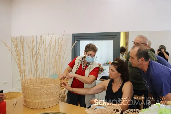 El grupo que estaba en el taller de cestería cuando realizamos la grabación