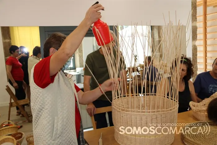 Tere moja con un espray las mimbres para poder trabajarlas