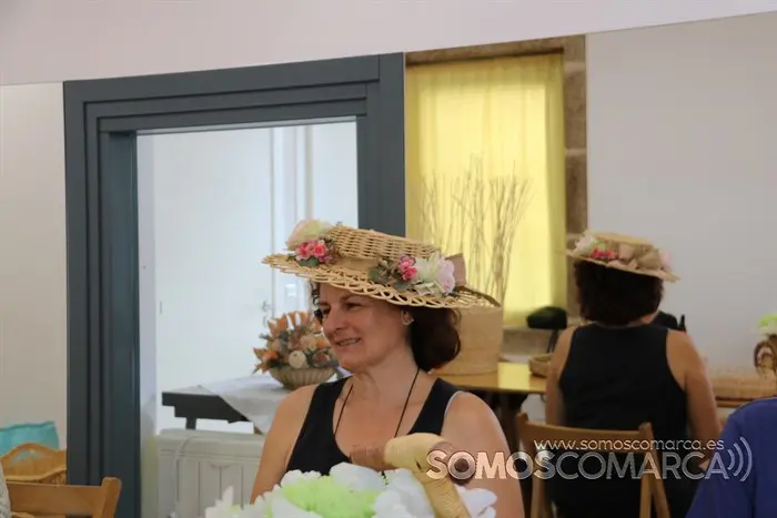 Feli con un bonito ombrero hecho en mimbre