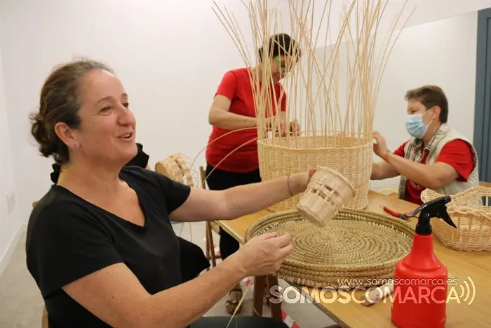 Mónica muestra un bote realizado en mimbre
