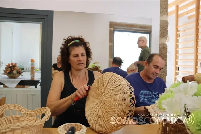 Feli realizando una cesta