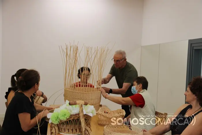 Ángel y Tere ayudan a Blanxca con su cesto de ropa sucia