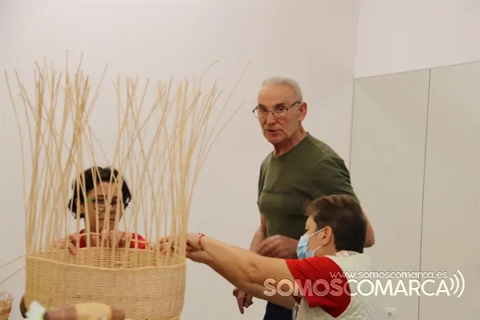 Ángel y Tere ayudando a Blanca