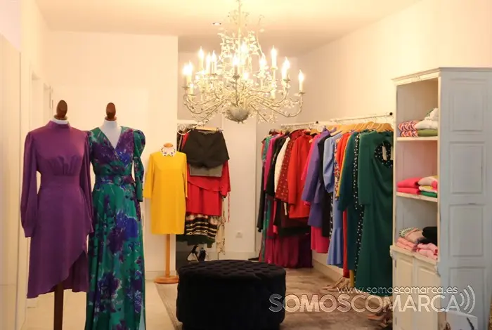 Los vestidos de fiesta y la lámpara de araña, iconos de Pizpireta