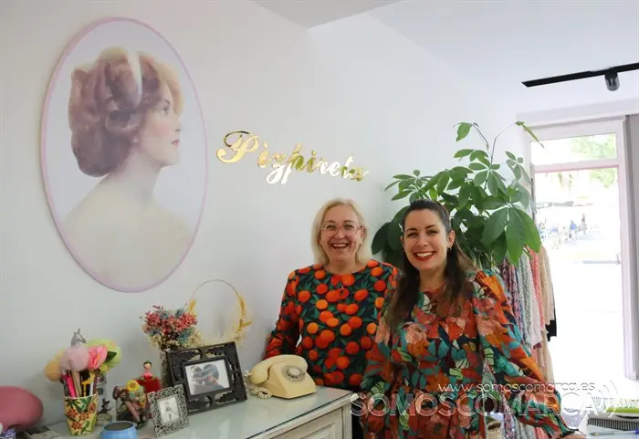 Elena y Vero junto al nuevo logo y las letras doradas del nombre de la tienda. ¡Les encanta!